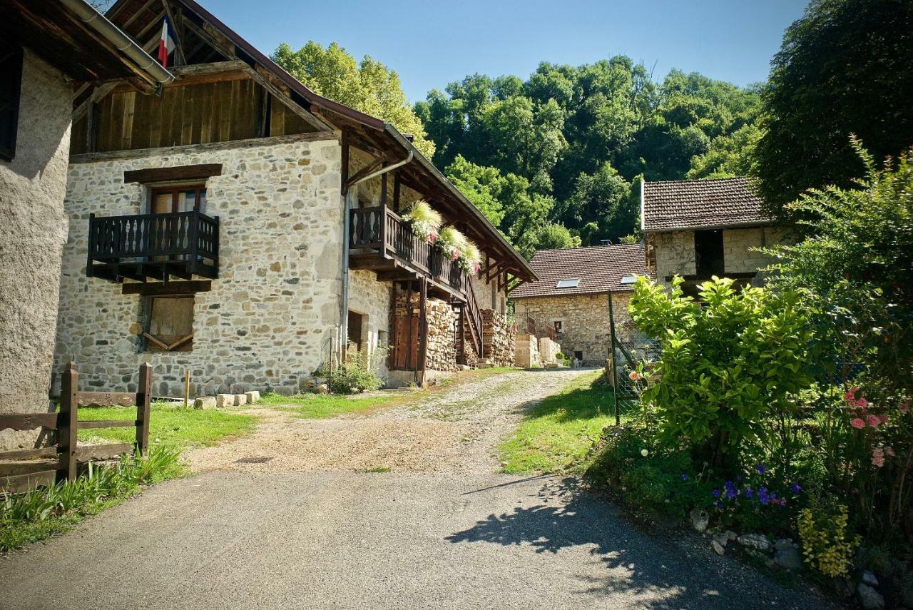 Chambres D'Hotes Des Lodges De La Cascade Yenne Exterior photo